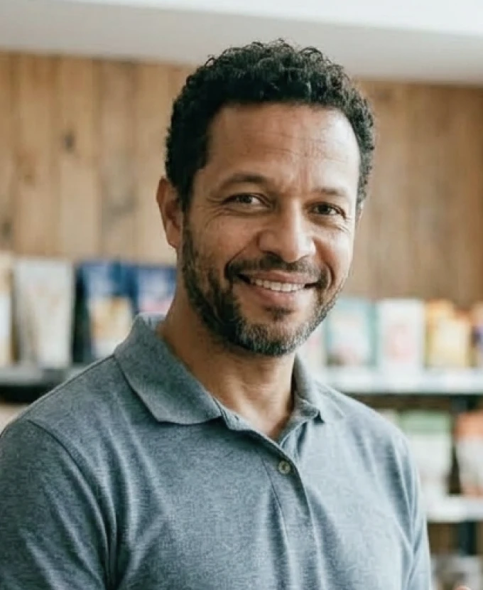 Dono de loja sorrindo na área de vendas